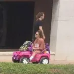 Ventenne alla guida di una Jeep di Barbie