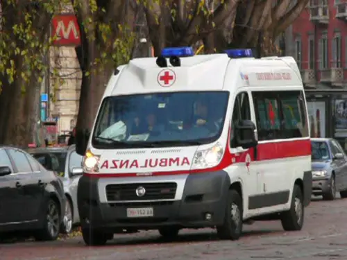 Roma, donna accusa malore: compagno danneggia ambulanza e picchia autista