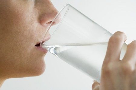 Bere acqua non migliora salute: è inutile, studio sfata mito