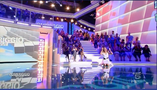 Barbara D'Urso: caduta rovinosa durante prima puntata Pomeriggio Cinque