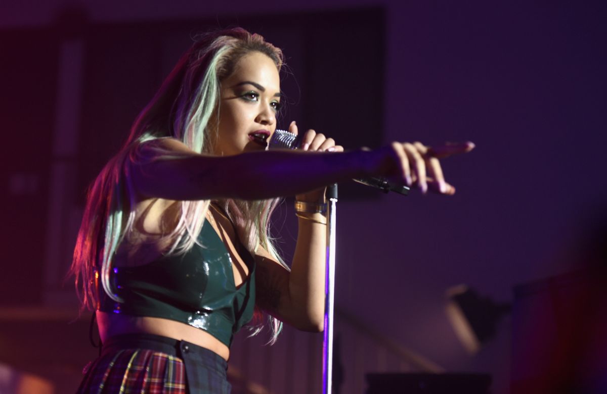 Rita Ora: seno in bella vista a Los Angeles, concerto 'piccante'