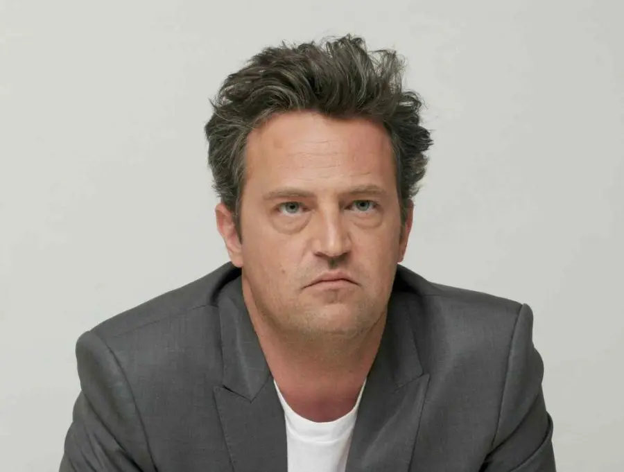 Matthew Perry: passato da alcolizzato, oggi aiuta gli altri