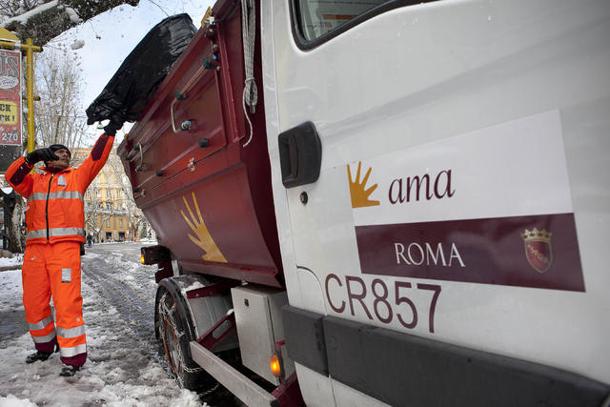 Ama trasforma rifiuti in eco-asfalto per creare strade e piste ciclabili: discariche addio