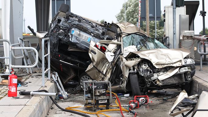 Ravenna, carambola al casello di Cotignola: Audi A3 contro Fiat Punto. Due morti