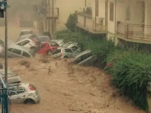 Rossano Calabro: alluvione tremenda, auto inghiottite dal mare