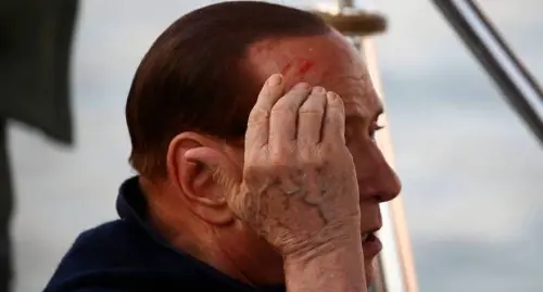 Silvio Berlusconi, incidente a Saint Tropez: sale sulla barca e batte la testa