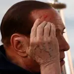 Silvio Berlusconi, incidente a Saint Tropez: sale sulla barca e batte la testa