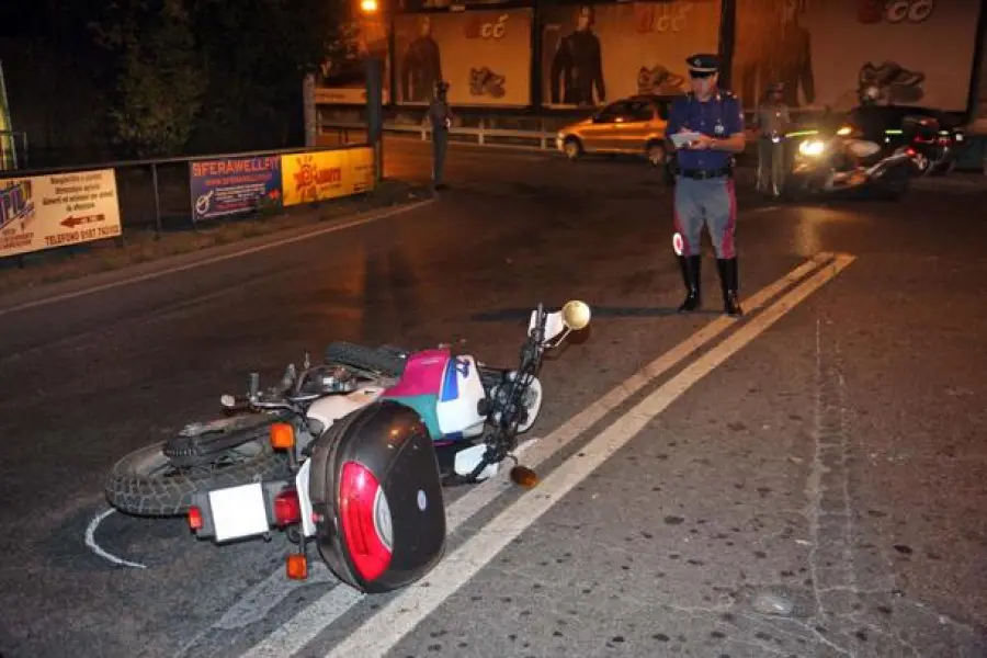 La Spezia, scooter contro auto: muore 44enne