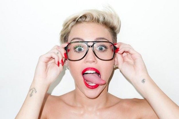 Miley Cyrus in topless su Instagram: "Buonanotte da me e dalla mia tetta"