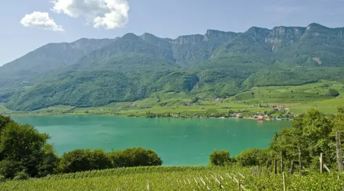 Bolzano, bimbo annega nel lago di Caldaro: abitava in zona