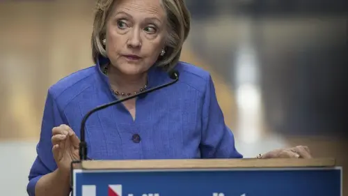 Hillary Clinton: legale consegna server privato all'FBI, contiene mail importanti