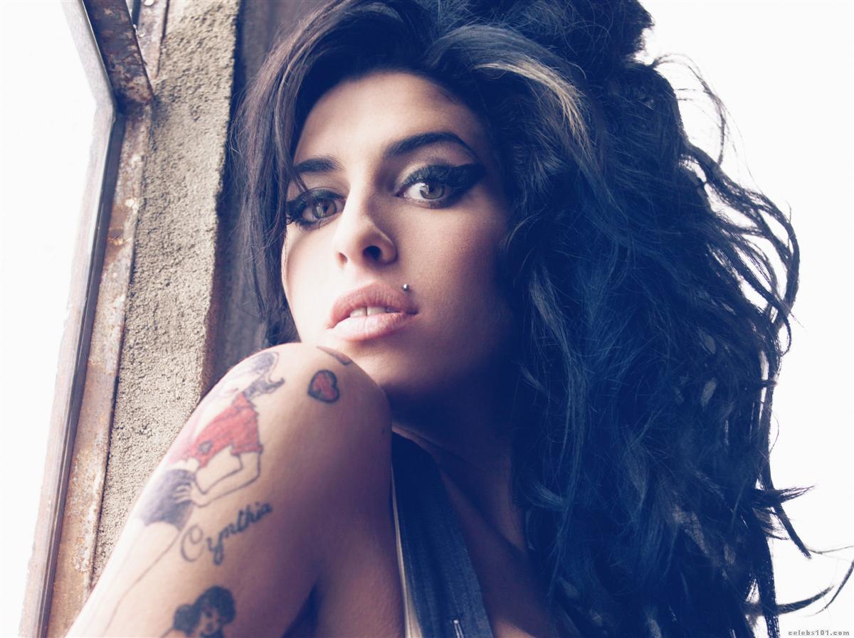 Amy Winehouse incinta prima di morire: confessione choc del padre