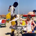 Estate: troppi vu cumprà sulle spiagge, Forza Italia propone check point