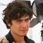 Disavventura per Riccardo Scamarcio: camionista lo picchia, lento al distributore di carburante