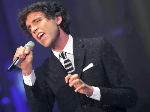 Mika, scritta omofoba su locandina concerto Firenze: 