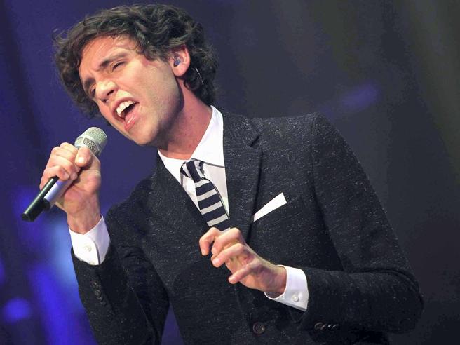 Mika, scritta omofoba su locandina concerto Firenze: 