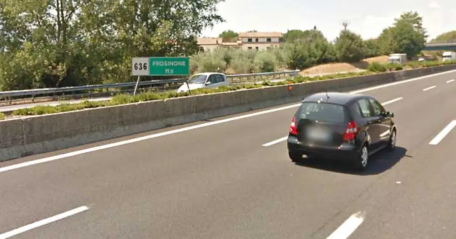 Incidente A1: pullman fuori strada, autista addormentato
