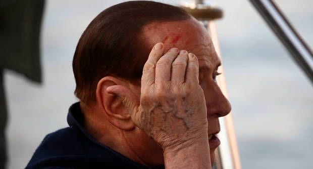 Silvio Berlusconi, incidente a Saint Tropez: sale sulla barca e batte la testa