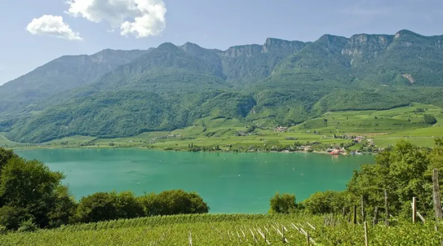 Bolzano, bimbo annega nel lago di Caldaro: abitava in zona