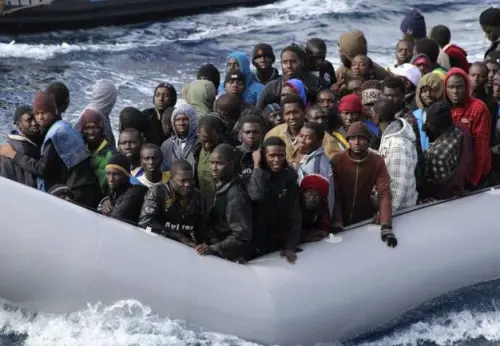 Barcone migranti si ribalta al largo coste libiche: 25 morti