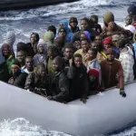 Barcone migranti si ribalta al largo coste libiche: 25 morti