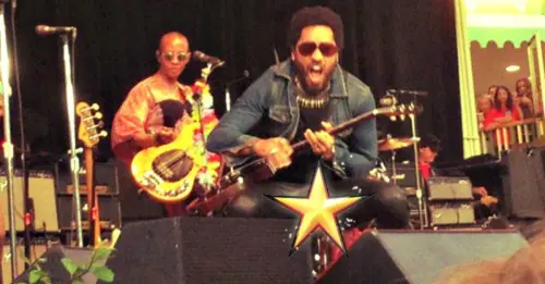 Lenny Kravitz, pantaloni bucati a Stoccolma: Steven Tyler ironizza su Twitter