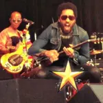 Lenny Kravitz, pantaloni bucati a Stoccolma: Steven Tyler ironizza su Twitter