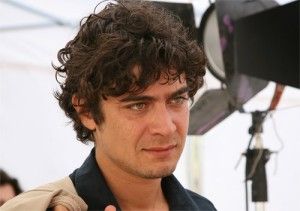 Disavventura per Riccardo Scamarcio: camionista lo picchia, lento al distributore di carburante