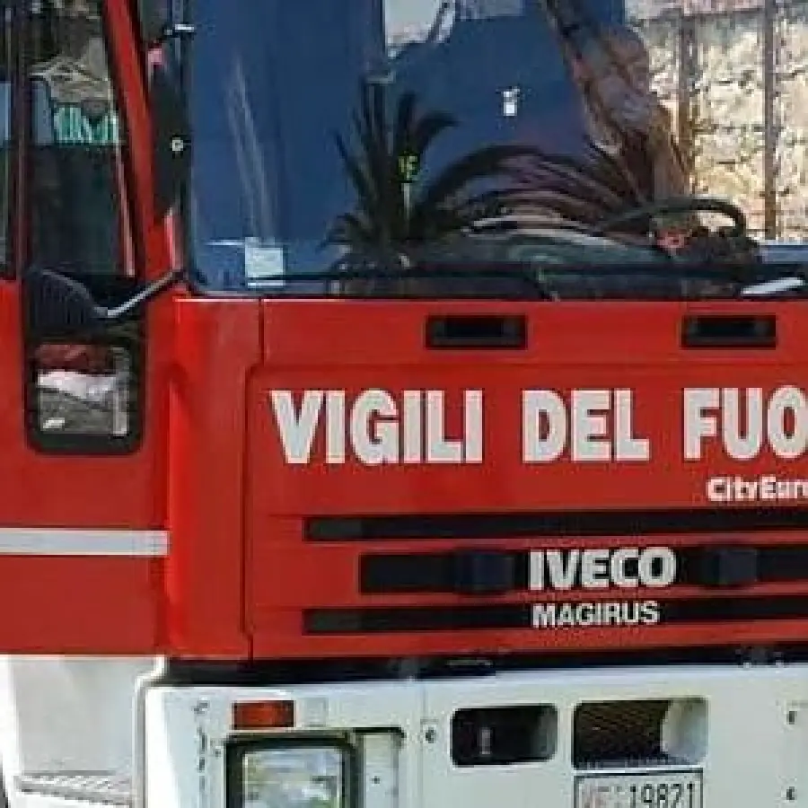 Battipaglia, bombola scoppia: 3 feriti gravi e appartamento distrutto