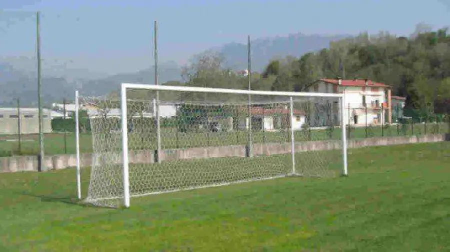 Esanatoglia, porta di calcetto uccide bimba: choc alla festa della birra