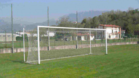Esanatoglia, porta di calcetto uccide bimba: choc alla festa della birra