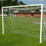 Dramma a Macerata, bimba schiacciata da porta calcetto