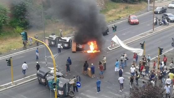 Roma, cassonetti bruciati da militanti Action: Tangenziale Est in tilt