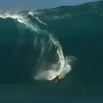 Tahiti, surfista italiano risucchiato da onda gigantesca: illeso