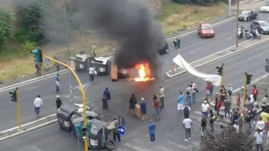 Roma, cassonetti bruciati da militanti Action: Tangenziale Est in tilt