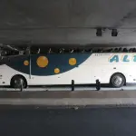 Francia, autobus incastrato nel tunnel: troppo alto. Sei feriti gravi