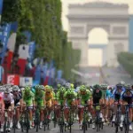 Tour de France: spari a Place de la Concorde, auto contro transenne