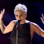 Napoli: bottiglietta contro Malika Ayane, anzi no. Spiegazione su Fb