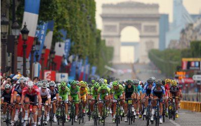 Tour de France: spari a Place de la Concorde, auto contro transenne