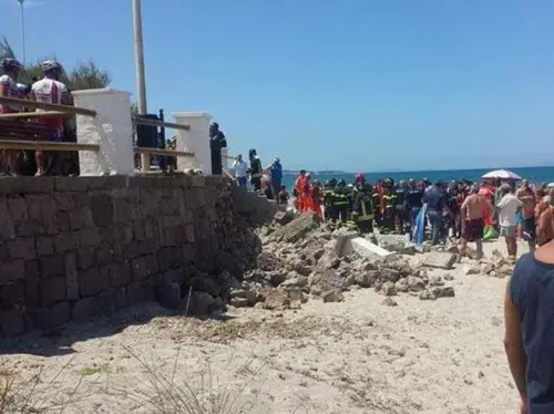 Platamona: incidente in spiaggia, muro crolla e travolge bagnanti