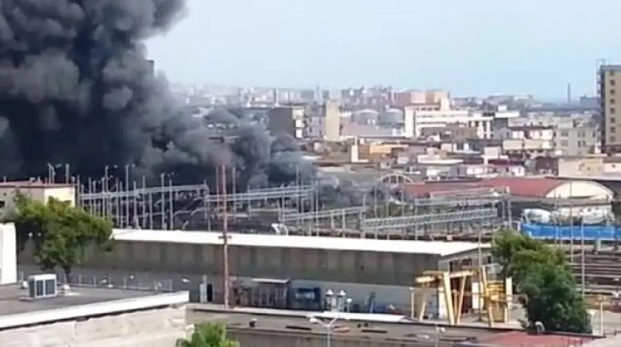 Napoli, scoppia incendio in zona piena di rifiuti: fumo visibile da lontano
