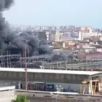 Napoli, scoppia incendio in zona piena di rifiuti: fumo visibile da lontano