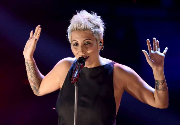 Napoli: bottiglietta contro Malika Ayane, anzi no. Spiegazione su Fb