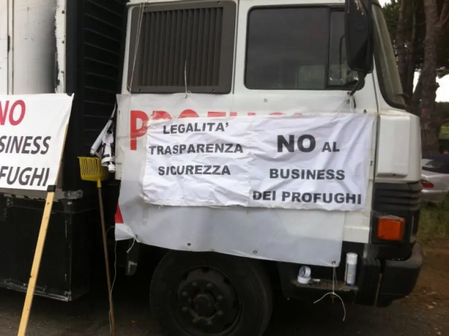 Casale San Nicola Roma, CasaPound e residenti contro arrivo profughi