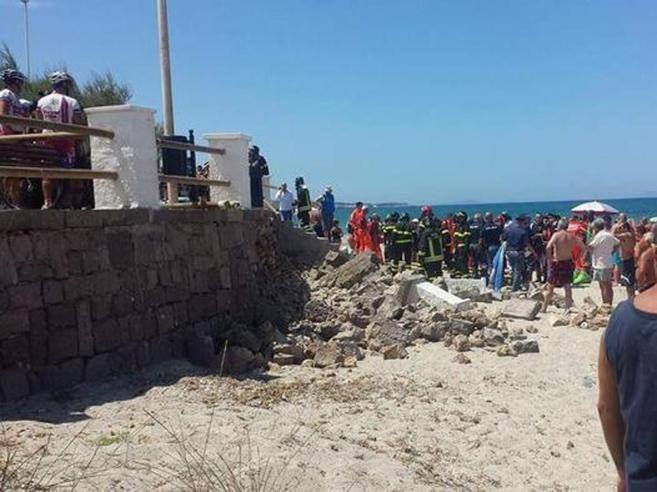 Platamona: incidente in spiaggia, muro crolla e travolge bagnanti