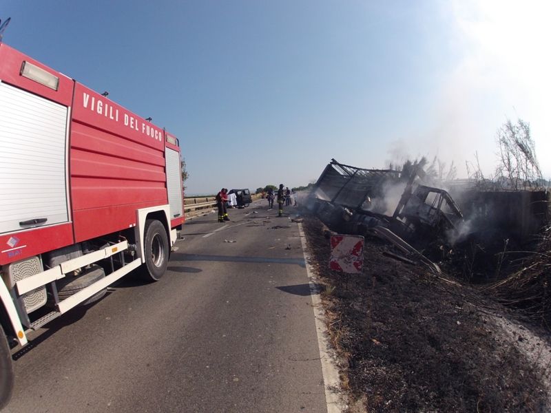Incidente Crotone: 3 morti e un ferito sulla 106, camion contro auto