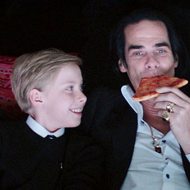 Nick Cave e Susie Bick in lutto: figlio Arthur cade da scogliera e muore
