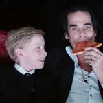 Nick Cave e Susie Bick in lutto: figlio Arthur cade da scogliera e muore