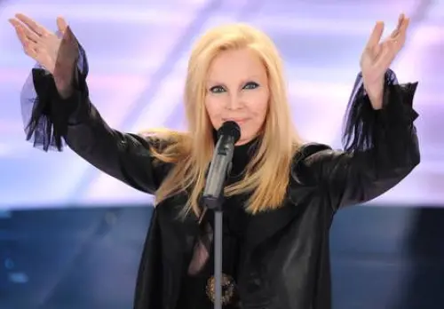 Patty Pravo: topless mozzafiato su Facebook, 67 anni e non dimostrarli