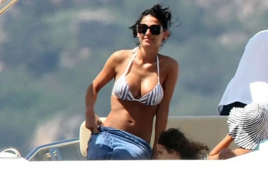 Anna Tatangelo: bikini esplosivo su Instagram, fan gradiscono